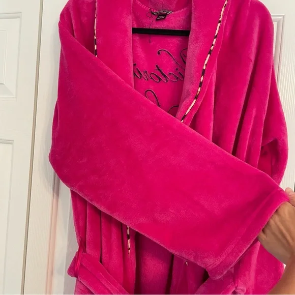 NWOT Victoria’s Secret Short Cozy Robe Hot Pink Sz XL/XXL Plush Logo Back
